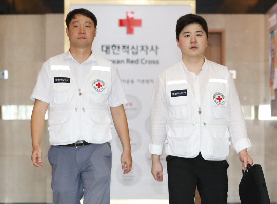 4일 오전 서울 중구 대한적십자사(한적) 본사에서 한적 실무진들이 판문점으로 출발하고 있다. 한적 실무진들은 이날 판문점에서 북측 조선적십자회와 오는 20∼26일 열리는 이산가족 상봉행사의 최종 대상자 명단을 교환할 예정이다.